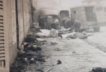 Preview: altes Foto - zerstörte Fahrzeuge , gefallene Soldaten nach Angriff - Ort ?? Westfeldzug